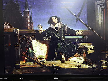 Zdjęcie Mikołaja Kopernika na monitorze